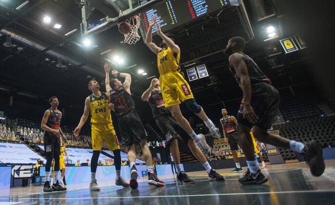 GER, Basketball, EWE Baskets Oldenburg vs JobStairs Giessen 46ers 12 02 2021, EWE Arena, Oldenburg, GER, easy Credit BBL, EWE Baskets Oldenburg vs JobStairs Giessen 46ers, in picture Nathan BOOTHE EWE Baskets Oldenburg 45 Scottie JAMES Jr Jobstairs Giessen 46ers 31 Jonathan STARK Jobstairs Giessen 46ers 1 Rasid MAHALBASIC EWE Baskets Oldenburg 24 nordphotoxRojahn nph00310
