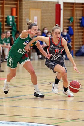 12 02 2021, xovx, Basketball Women, DBBL, 1 Bundesliga, BC Pharmaserv Marburg TSV 1880 Wasserburg v l Alexandra Wilke BC Pharmaserv Marburg , Sophie Perner TSV 1880 Wasserburg Marburg Sporthalle Georg Gaßmann Stadion Hessen Deutschland DE