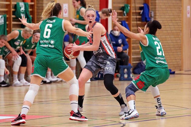 12 02 2021, xovx, Basketball Women, DBBL, 1 Bundesliga, BC Pharmaserv Marburg TSV 1880 Wasserburg v l Theresa Simon BC Pharmaserv Marburg , Laura Hebecker TSV 1880 Wasserburg , Rachel Arthur BC Pharmaserv Marburg Marburg Sporthalle Georg Gaßmann Stadion Hessen Germany DE