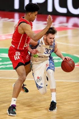 Jason George FCBB and Jon Axel Gudmundsson Skyliners during the 18th matchday in the Beko BBL Bundesliga on 12 02 2021 GER, Basketballl, Beko BBL Bundesliga, FC Bayern Basketball vs Fraport Skyliners, 12 02 2021 Muenchen Copyright: xMarcelxEngelbrechtx Eibner-Pressefotox EP_met