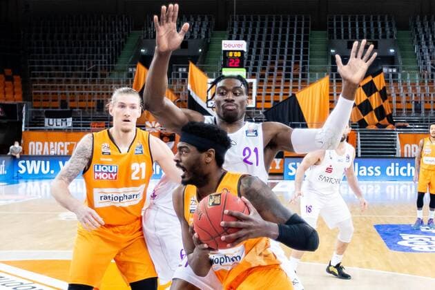 Aric Holman Ratiopharm Ulm 35 , Tai Odiase BG Goettingen 21 GER, Ratiopharm Ulm vs BG Goettingen, easycredit 1 Bundesliga Basketball,18 Matchday, Season 2020 21, 12 02 2021 Ratiopharm Ulm vs BG Goettingen, 1 Basketball Bundesliga New Ulm. Copyright: xEibner-Pressefoto RogerxBuerkex EP_EER
