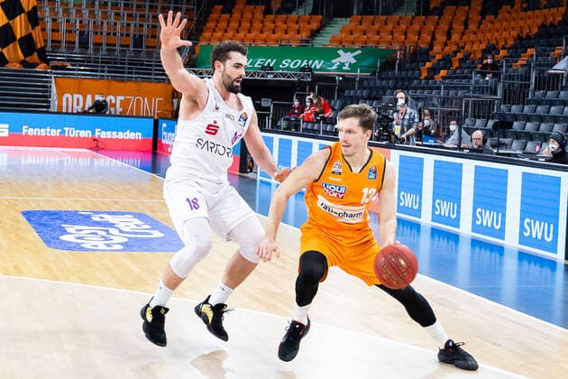 Andreas Obst Ratiopharm Ulm 13 , Harper Kamp BG Goettingen 18 GER, Ratiopharm Ulm vs BG Goettingen, easycredit 1 Bundesliga Basketball,18 Matchday, Season 2020 21, 12 02 2021 Ratiopharm Ulm vs BG Goettingen, 1 Basketball Bundesliga New Ulm. Copyright: xEibner-Pressefoto RogerxBuerkex EP_EER