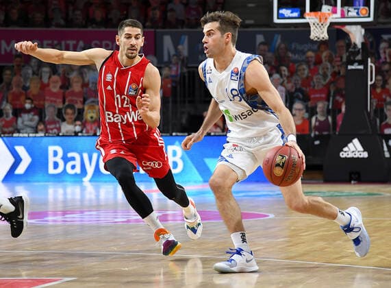 12 02 2021, xemx, Basketball BBL Bundesliga, FC Bayern Muenchen Basketball Fraport Skyliners emspor, v l Diego Flaccadori FC Bayern Basketball and Joe Rahon Fraport Skyliners duel, duel, fight, tackle Muenchen