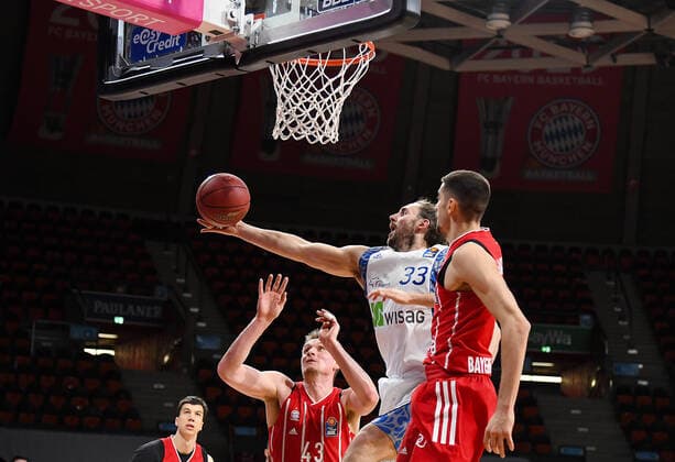 12 02 2021, xemx, Basketball BBL Bundesliga, FC Bayern Muenchen Basketball Fraport Skyliners emspor, v l Leon Radosevic FC Bayern Basketball , Marco Voeller Fraport Skyliners and Diego Flaccadori FC Bayern Basketball duel, duel, fight, tackle Muenchen