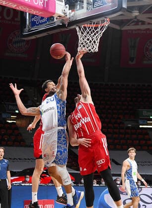 12 02 2021, xemx, Basketball BBL Bundesliga, FC Bayern Muenchen Basketball Fraport Skyliners emspor, v l Vladimir Lucic FC Bayern Basketball , Rasheed Moore Fraport Skyliners and Paul Zipser FC Bayern Basketball duel, duel, fight, tackle Muenchen
