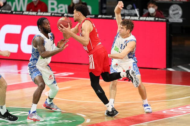 Matt Mobley Skyliners and Wade Baldwin FCBB during the 18th matchday in the Beko BBL Bundesliga on 12 02 2021 GER, Basketballl, Beko BBL Bundesliga, FC Bayern Basketball vs Fraport Skyliners, 12 02 2021 Muenchen Copyright: xMarcelxEngelbrechtx Eibner-Pressefotox EP_met