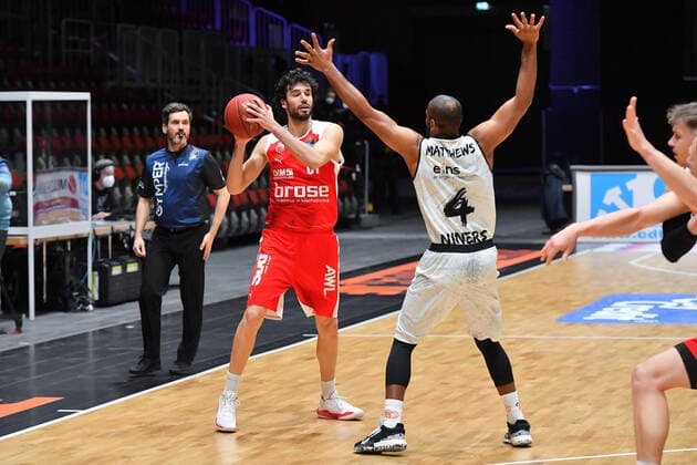 Chemnitz, Germany 12 February 2021 BBL 2020 2021 Niners Chemnitz vs Brose Bamberg v li in duel Michele Vitali Bamberg , Virgil Matthews Chemnitz , Copyright: xFotostandx xDostmannx