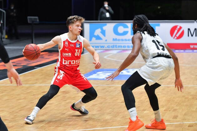 Chemnitz, Germany 12 February 2021 BBL 2020 2021 Niners Chemnitz vs Brose Bamberg v li in duel Bennet Hundt Bamberg , Marcus Thornton Chemnitz , Copyright: xFotostandx xDostmannx