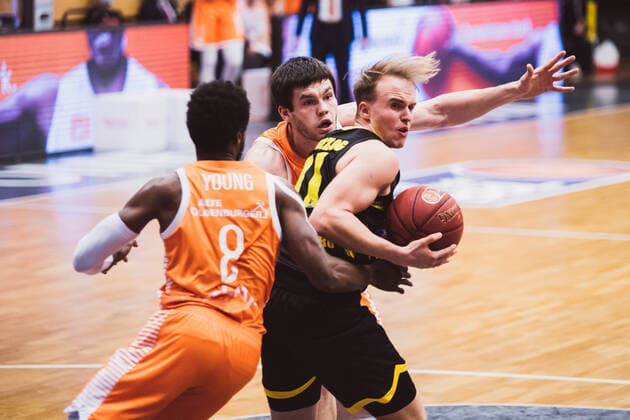 easyCredit BBL 18 Matchday RASTA Vechta vs MHP RIESEN Ludwigsburg, 12 02 2021 Joshua Adam Young RASTA Vechta, 8 , Will Vorhees RASTA Vechta, 41 , Lukas Herzog MHP RIESEN Ludwigsburg, 11 easyCredit BBL 18 Matchday RASTA Vechta vs MHP RIESEN Ludwigsburg on 12 02 2021 in Vechta RASTA Dome , Germany, Copyright: xBEAUTIFULxSPORTS Neddermannx