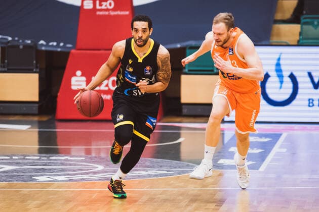 easyCredit BBL 18 Matchday RASTA Vechta vs MHP RIESEN Ludwigsburg, 12 02 2021 Andrew Warren MHP RIESEN Ludwigsburg, 24 , Robin Manuel Christen RASTA Vechta, 33 easyCredit BBL 18 Matchday RASTA Vechta vs MHP RIESEN Ludwigsburg on 12 02 2021 in Vechta RASTA Dome , Germany, Copyright: xBEAUTIFULxSPORTS Neddermannx