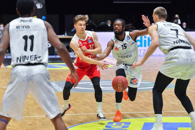 Chemnitz, Germany 12 February 2021 BBL 2020 2021 Niners Chemnitz vs Brose Bamberg v li in duel Bennet Hundt Bamberg , Marcus Thornton Chemnitz , Copyright: xFotostandx xDostmannx
