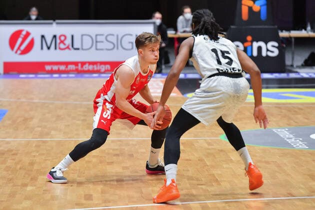 Chemnitz, Germany 12 February 2021 BBL 2020 2021 Niners Chemnitz vs Brose Bamberg v li in duel Bennet Hundt Bamberg , Marcus Thornton Chemnitz , Copyright: xFotostandx xDostmannx