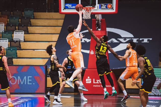 easyCredit BBL 18 Matchday RASTA Vechta vs MHP RIESEN Ludwigsburg, 12 02 2021 Jonah Radebaugh MHP RIESEN Ludwigsburg, 12 , Lukas Herzog MHP RIESEN Ludwigsburg, 11 , Will Vorhees RASTA Vechta, 41 , Yorman Polas Bartolo MHP RIESEN Ludwigsburg, 13 , Jordan Kahlil Barnett RASTA Vechta, 21 easyCredit BBL 18 Matchday RASTA Vechta vs MHP RIESEN Ludwigsburg on 12 02 2021 in Vechta RASTA Dome , Germany, Copyright: xBEAUTIFULxSPORTS Neddermannx