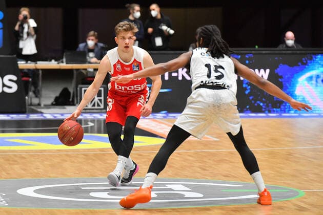 Chemnitz, Germany 12 February 2021 BBL 2020 2021 Niners Chemnitz vs Brose Bamberg v li in duel Bennet Hundt Bamberg , Marcus Thornton Chemnitz , Copyright: xFotostandx xDostmannx