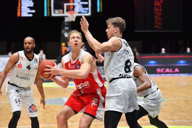 Chemnitz, Germany 12 February 2021 BBL 2020 2021 Niners Chemnitz vs Brose Bamberg v li in duel Christian Sengfelder Bamberg , Jan Niklas Wimberg Chemnitz , Copyright: xFotostandx xDostmannx