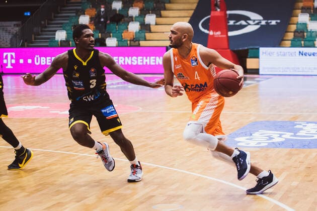 easyCredit BBL 18 Matchday RASTA Vechta vs MHP RIESEN Ludwigsburg, 12 02 2021 Jaleen Smith MHP RIESEN Ludwigsburg, 3 , Stefan Peno RASTA Vechta, 4 easyCredit BBL 18 Matchday RASTA Vechta vs MHP RIESEN Ludwigsburg on 12 02 2021 in Vechta RASTA Dome , Germany, Copyright: xBEAUTIFULxSPORTS Neddermannx