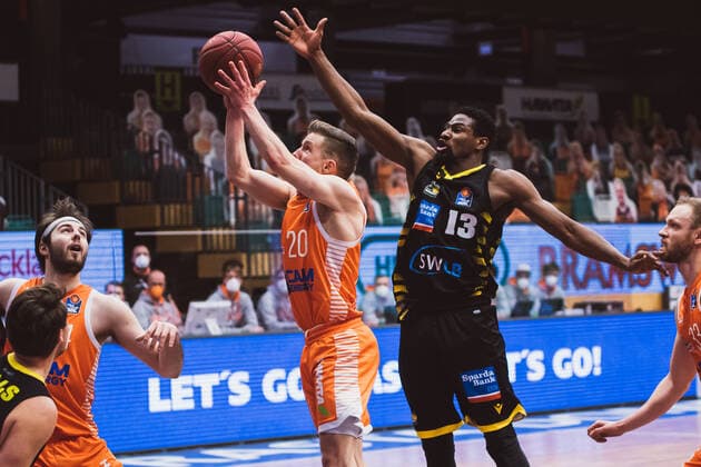 easyCredit BBL 18 Matchday RASTA Vechta vs MHP RIESEN Ludwigsburg, 12 02 2021 Jannes Hundt RASTA Vechta, 20 , Yorman Polas Bartolo MHP RIESEN Ludwigsburg, 13 easyCredit BBL 18 Matchday RASTA Vechta vs MHP RIESEN Ludwigsburg on 12 02 2021 in Vechta RASTA Dome , Germany, Copyright: xBEAUTIFULxSPORTS Neddermannx
