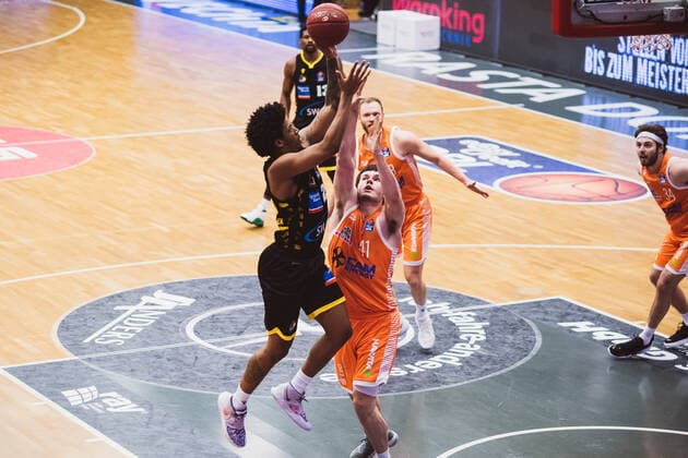 easyCredit BBL 18 Matchday RASTA Vechta vs MHP RIESEN Ludwigsburg, 12 02 2021 Desi Rodriguez MHP RIESEN Ludwigsburg, 20 , Will Vorhees RASTA Vechta, 41 easyCredit BBL 18 Matchday RASTA Vechta vs MHP RIESEN Ludwigsburg on 12 02 2021 in Vechta RASTA Dome , Germany, Copyright: xBEAUTIFULxSPORTS Neddermannx