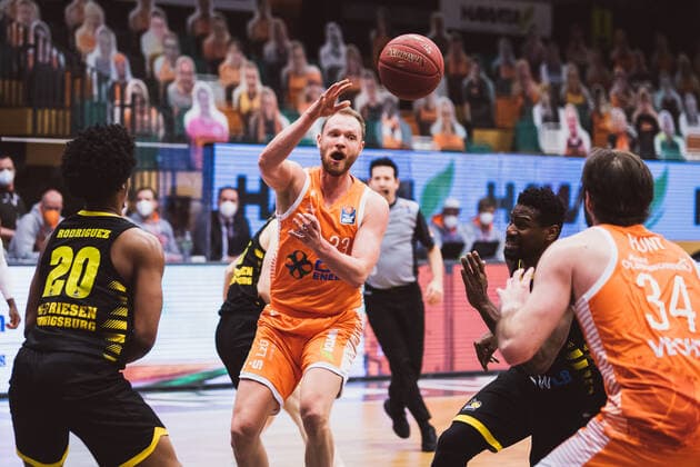 easyCredit BBL 18 Matchday RASTA Vechta vs MHP RIESEN Ludwigsburg, 12 02 2021 Desi Rodriguez MHP RIESEN Ludwigsburg, 20 , Robin Manuel Christen RASTA Vechta, 33 , Yorman Polas Bartolo MHP RIESEN Ludwigsburg, 13 , Jesse Johannes Hunt RASTA Vechta, 34 easyCredit BBL 18 Matchday RASTA Vechta vs MHP RIESEN Ludwigsburg on 12 02 2021 in Vechta RASTA Dome , Germany, Copyright: xBEAUTIFULxSPORTS Neddermannx