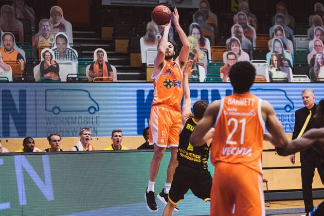 easyCredit BBL 18 Matchday RASTA Vechta vs MHP RIESEN Ludwigsburg, 12 02 2021 Jesse Johannes Hunt RASTA Vechta, 34 , Jordan Hulls MHP RIESEN Ludwigsburg, 1 easyCredit BBL 18 Matchday RASTA Vechta vs MHP RIESEN Ludwigsburg on 12 02 2021 in Vechta RASTA Dome , Germany, Copyright: xBEAUTIFULxSPORTS Neddermannx