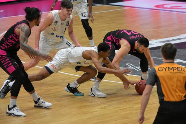 Basketball I Mens I 2020 2021 season I easyCredit Bundesliga I 16 matchday I Hamburg Towers Telekom Baskets Bonn I 12 02 2021 Kameron Taylor 7, Towers and Leon Kratzer 21, Bonn try to secure the ball In the background Maik Kotsar 11, Towers Hamburg edel optics de Arena, Kurt Emmerich Platz, Wilhelmsburger Inselpark Hamburg Germany Copyright: xLobeca RobertoxSeidelx