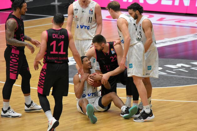 Basketball I Mens I 2020 2021 Season I easyCredit Bundesliga I 16 Matchday I Hamburg Towers Telekom Baskets Bonn I 12 02 2021 Kameron Taylor 7, Towers and Leon Kratzer 21, Bonn fight for the ball Hamburg edel optics de Arena, Kurt Emmerich Platz, Wilhelmsburger Inselpark Hamburg Germany. Copyright: xLobeca RobertoxSeidelx