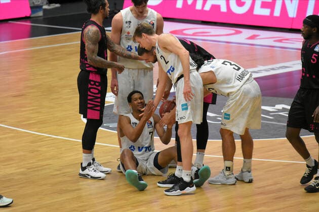Basketball I Mens I 2020 2021 Season I easyCredit Bundesliga I 16 Matchday I Hamburg Towers Telekom Baskets Bonn I 12 02 2021 Jordan Swing 2, Towers helps his teammate Kameron Taylor 7, Towers back on Hamburg edel optics de Arena, Kurt Emmerich Platz, Wilhelmsburger Inselpark Hamburg Germany. Copyright: xLobeca RobertoxSeidelx