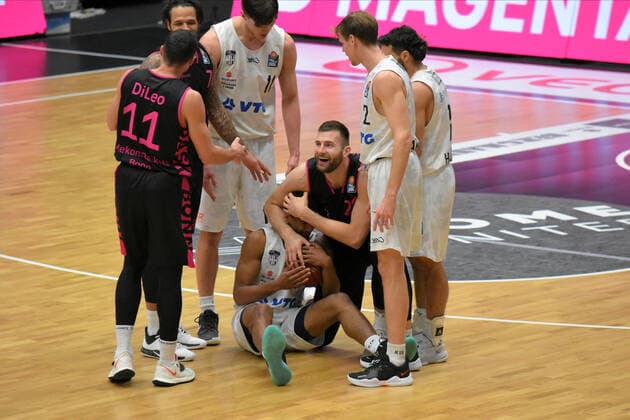 Basketball I Mens I 2020 2021 Season I easyCredit Bundesliga I 16 Matchday I Hamburg Towers Telekom Baskets Bonn I 12 02 2021 Kameron Taylor 7, Towers wins duel against Leon Kratzer 21, Bonn Hamburg edel optics de Arena, Kurt Emmerich Platz, Wilhelmsburger Inselpark Hamburg Germany. Copyright: xLobeca RobertoxSeidelx