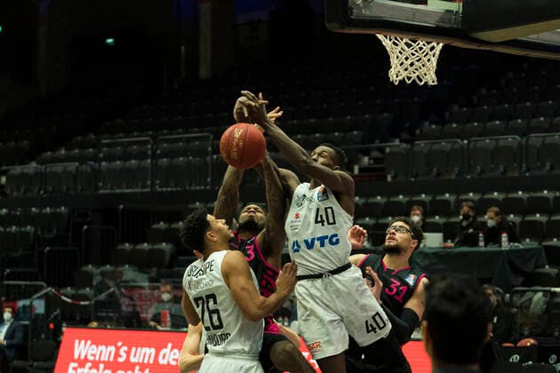 easyCredit Basketball Bundesliga, Hamburg, 12 02 2021 easyCredit Basketball Bundesliga, Hamburg Towers vs Telekom Basket Bonn, rebound by Zac Cuthbertson 40 Hamburg Towers vs James Thompson IV 3 Telekom Baskets Bonn Copyright: xBEAUTIFULxSPORTS Mohwinkelx