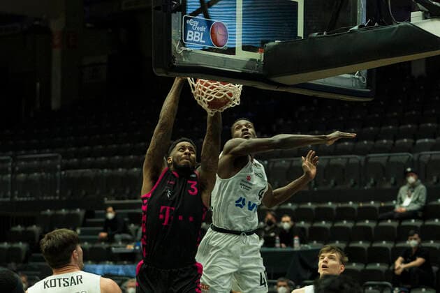 easyCredit Basketball Bundesliga, Hamburg, 12 02 2021 easyCredit Basketball Bundesliga, Hamburg Towers vs Telekom Basket Bonn, successful dunk by James Thompson IV 3 Telekom Baskets Bonn vs Zac Cuthbertson 40 Hamburg Towers Copyright: xBEAUTIFULxSPORTS Mohwinkelx