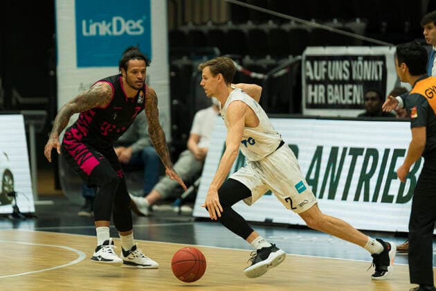 easyCredit Basketball Bundesliga, Hamburg, 12 02 2021 easyCredit Basketball Bundesliga, Hamburg Towers vs Telekom Basket Bonn, Jordan Swing 2 Hamburg Towers on the attack against Chris Babb 7 Telekom Baskets Bonn Copyright: xBEAUTIFULxSPORTS Mohwinkelx