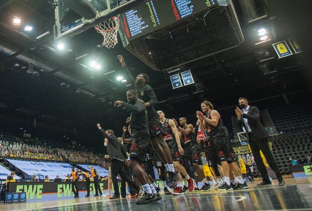 GER, Basketball, EWE Baskets Oldenburg vs JobStairs Giessen 46ers 12 02 2021, EWE Arena, Oldenburg, GER, easy Credit BBL, EWE Baskets Oldenburg vs JobStairs Giessen 46ers, in the picture joy after the victory JobStairsGiessen46ers nordphotoxRojahn nph00310