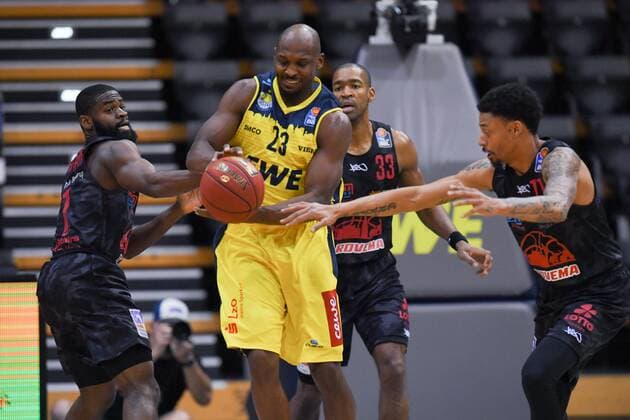 GER, Basketball, EWE Baskets Oldenburg vs JobStairs Giessen 46ers 12 02 2021, EWE Arena, Oldenburg, GER, easy Credit BBL, EWE Baskets Oldenburg vs JobStairs Giessen 46ers, in picture Rickey PAULDING EWE Baskets Oldenburg 23 Jonathan STARK Jobstairs Giessen 46ers 1 Brandon THOMAS Jobstairs Giessen 46ers 33 Diante GARRETT Jobstairs Giessen 46ers 11 nordphotoxRojahn nph00310