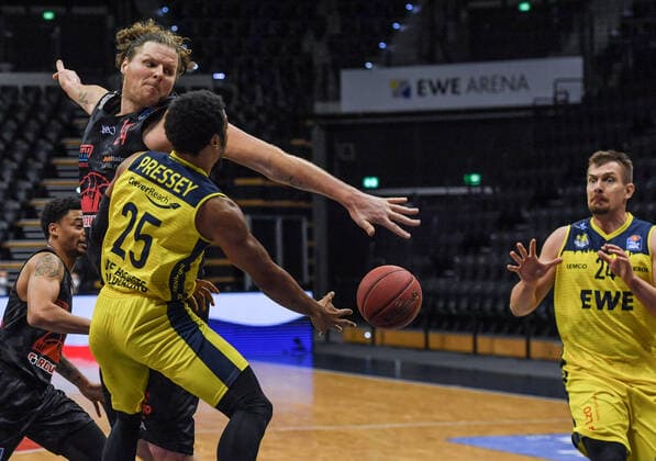 GER, Basketball, EWE Baskets Oldenburg vs JobStairs Giessen 46ers 12 02 2021, EWE Arena, Oldenburg, GER, easy Credit BBL, EWE Baskets Oldenburg vs JobStairs Giessen 46ers, in picture Phil PRESSEY EWE Baskets Oldenburg 25 John BRYANT Jobstairs Giessen 46ers 54 Rasid MAHALBASIC EWE Baskets Oldenburg 24 nordphotoxRojahn nph00310