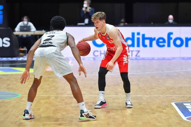 Chemnitz, Germany 12 February 2021 BBL 2020 2021 Niners Chemnitz vs Brose Bamberg v li in duel Harris Terrell Chemnitz , Bennet Hundt Bamberg , Copyright: xFotostandx xDostmannx