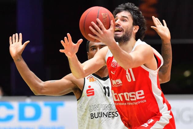 Chemnitz, Germany 12 February 2021 BBL 2020 2021 Niners Chemnitz vs Brose Bamberg v li in duel Isiaha Mike Chemnitz , Michele Vitali Bamberg , Copyright: xFotostandx xDostmannx