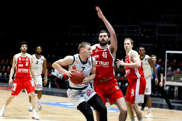 12 02 2021, easyCredit Basketball Bundesliga, BBL, season 2020 2021, men, Chemnitz Niners Brose Bamberg Jonas Richter, Niners Chemnitz, David Kravish, Brose Bamberg Chemnitz Fair Chemnitz Saxony Germany