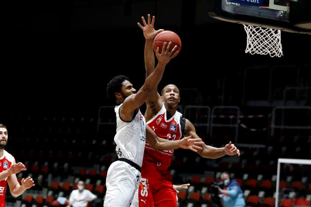 12 02 2021, easyCredit Basketball Bundesliga, BBL, 2020 2021 season, men, Chemnitz Niners Brose Bamberg Terrell Harris, Niners Chemnitz, Devon Hall, Brose Bamberg Chemnitz Fair Chemnitz Saxony Germany