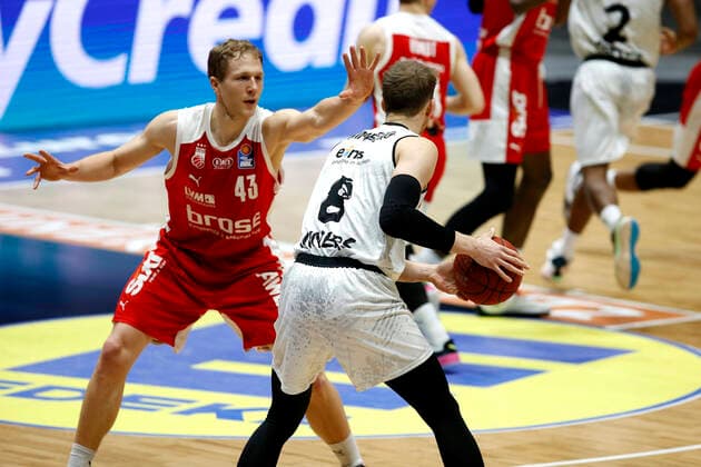 12 02 2021, easyCredit Basketball Bundesliga, BBL, season 2020 2021, men, Chemnitz Niners Brose Bamberg Jan Niklas Wimberg, Niners Chemnitz, Christian Sengfelder, Brose Bamberg Chemnitz Messe Chemnitz Sachsen Germany