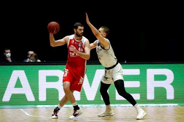12 02 2021, easyCredit Basketball Bundesliga, BBL, season 2020 2021, men, Chemnitz Niners Brose Bamberg David Kravish, Brose Bamberg, Jonas Richter, Niners Chemnitz Chemnitz Fair Chemnitz Saxony Germany