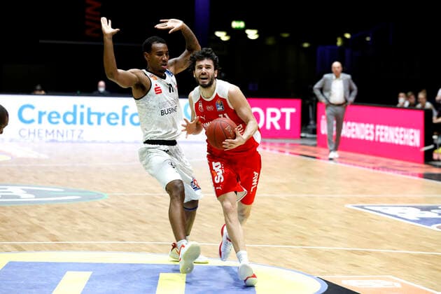 12 02 2021, easyCredit Basketball Bundesliga, BBL, season 2020 2021, men, Chemnitz Niners Brose Bamberg Michele Vitali, Brose Bamberg, Isiaha Mike, Niners Chemnitz Chemnitz Fair Chemnitz Saxony Germany