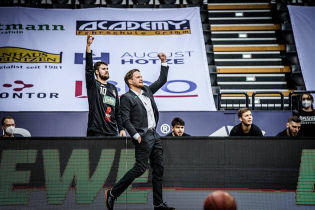 Basketball Oldenburg 12 02 2021 Season 2020 2021 easyCredit BBL 18 Matchday EWE Baskets JobStairs GIESSEN 46ers Basketball Oldenburg 12 02 2021 Season 2020 2021 easyCredit BBL 18 Matchday EWE Baskets JobStairs GIESSEN 46ers 10, TIM UHLEMANN, JobStairs GIESSEN 46ers Rolf Scholz, Headcoach, JobStairs GIESSEN 46ers editorial use only commercial use only by arrangement with the photographer Oldenburg Germany