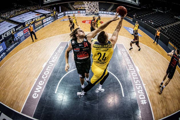 Basketball Oldenburg 12 02 2021 Season 2020 2021 easyCredit BBL 18 Matchday EWE Baskets JobStairs GIESSEN 46ers Basketball Oldenburg 12 02 2021 Season 2020 2021 easyCredit BBL 18 Matchday EWE Baskets JobStairs GIESSEN 46ers 54, JOHN BRYANT, JobStairs GIESSEN 46ers 24, Rasid Mahalbasic, EWE Baskets Oldenburg editorial use only commercial use only by arrangement with the photographer Oldenburg Germany