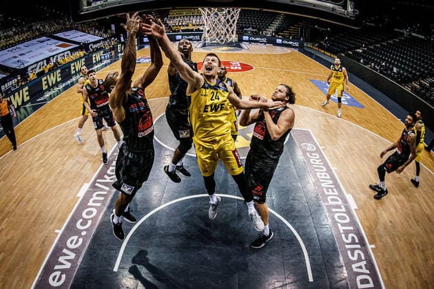 Basketball Oldenburg 12 02 2021 Season 2020 2021 easyCredit BBL 18 Matchday EWE Baskets JobStairs GIESSEN 46ers Basketball Oldenburg 12 02 2021 Season 2020 2021 easyCredit BBL 18 Matchday EWE Baskets JobStairs GIESSEN 46ers 33, BRANDON THOMAS, JobStairs GIESSEN 46ers 15, BRANDON BOWMAN, JobStairs GIESSEN 46ers 24, Rasid Mahalbasic, EWE Baskets Oldenburg 54, JOHN BRYANT, JobStairs GIESSEN 46ers editorial use only commercial use only by arrangement with the photographer Oldenburg Germany