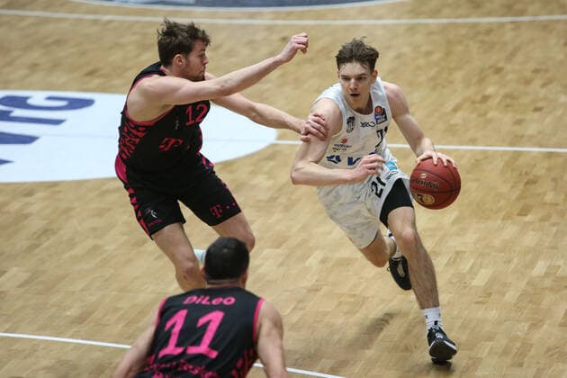 Basketball Germany, 1 Bundesliga, Hamburg Towers Telekom Baskets Bonn, Hamburg, 12 02 2021 Kilian Binapfl Bonn, l Justus Hollatz Towers