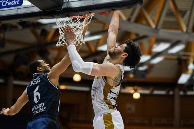 Gavin Schilling Basketball Loewen Braunschweig at the basket against Elias Lasisi HAKRO Merlins Crailsheim , GER, HAKRO Merlins Crailsheim vs Basketball Loewen Braunschweig, 12 02 2021, 18 Spieltag easycredit Basketball Bundesliga, Spielzeit 2020 2021 GER, HAKRO Merlins Crailsheim vs Basketball Loewen Braunschweig, 12 02 2021, 18 Spieltag easycredit Basketball Bundesliga, Spielzeit 2020 2021 Crailsheim Copyright: xEibnerxPressefoto MichaelxMemmlerx EP_MMR