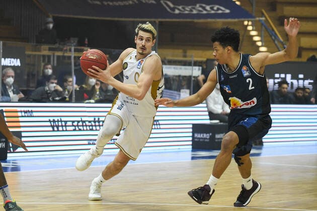 Lukas Wank Basketball Loewen Braunschweig in a duel with Trae Bell Haynes HAKRO Merlins Crailsheim , GER, HAKRO Merlins Crailsheim vs Basketball Loewen Braunschweig, 12 02 2021, 18 Spieltag easycredit Basketball Bundesliga, Spielzeit 2020 2021 GER, HAKRO Merlins Crailsheim vs Basketball Loewen Braunschweig, 12 02 2021, 18 Spieltag easycredit Basketball Bundesliga, Spielzeit 2020 2021 Crailsheim Copyright: xEibnerxPressefoto MichaelxMemmlerx EP_MMR