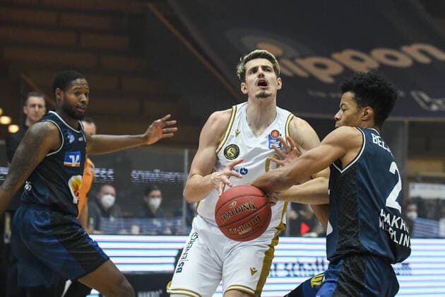 Lukas Wank Basketball Loewen Braunschweig in a duel with Trae Bell Haynes HAKRO Merlins Crailsheim , GER, HAKRO Merlins Crailsheim vs Basketball Loewen Braunschweig, 12 02 2021, 18 Spieltag easycredit Basketball Bundesliga, Spielzeit 2020 2021 GER, HAKRO Merlins Crailsheim vs Basketball Loewen Braunschweig, 12 02 2021, 18 Spieltag easycredit Basketball Bundesliga, Spielzeit 2020 2021 Crailsheim Copyright: xEibnerxPressefoto MichaelxMemmlerx EP_MMR