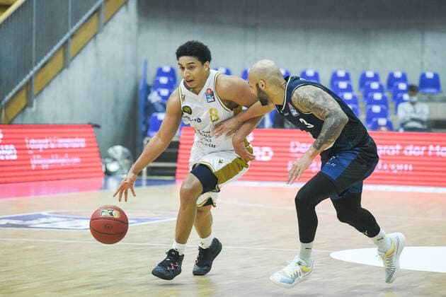 James Robinson Basketball Loewen Braunschweig in a duel with Maurice Stuckey HAKRO Merlins Crailsheim , GER, HAKRO Merlins Crailsheim vs Basketball Loewen Braunschweig, 12 02 2021, 18 Spieltag easycredit Basketball Bundesliga, Spielzeit 2020 2021 GER, HAKRO Merlins Crailsheim vs Basketball Loewen Braunschweig, 12 02 2021, 18 Spieltag easycredit Basketball Bundesliga, Spielzeit 2020 2021 Crailsheim Copyright: xEibnerxPressefoto MichaelxMemmlerx EP_MMR