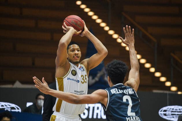 Karim Jallow Basketball Loewen Braunschweig on the ball, Trae Bell Haynes HAKRO Merlins Crailsheim defends, GER, HAKRO Merlins Crailsheim vs Basketball Loewen Braunschweig, 12 02 2021, 18 Spieltag easycredit Basketball Bundesliga, Spielzeit 2020 2021 GER, HAKRO Merlins Crailsheim vs Basketball Loewen Braunschweig, 12 02 2021, 18 Spieltag easycredit Basketball Bundesliga, Spielzeit 2020 2021 Crailsheim Copyright: xEibnerxPressefoto MichaelxMemmlerx EP_MMR